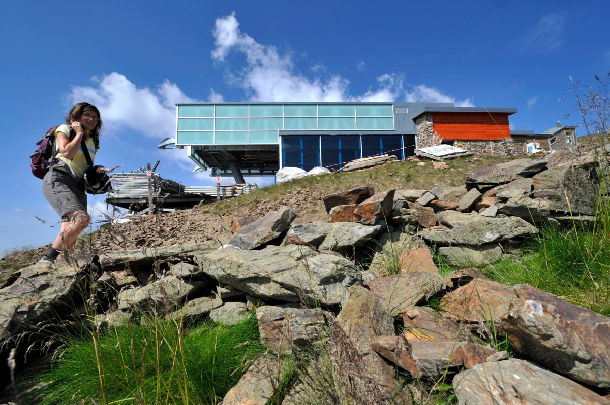 Policjanci z Karpacza pomogli turystce z Czech oraz jej czwórce dzieci bezpiecznie wrócić do domu. Z Pecu na Śnieżkę wyruszyła rodzina, a schodząc pomylili szklaki i znaleźli się w Karpaczu. Kobieta zadzwoniła z prośbą o pomoc na policję. Funkcjonariusze odnaleźli ją wraz z dziećmi i odwieźli do Domu Śląskiego. Tam przekazali pod opiekę czeskich służb.