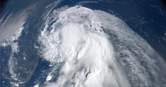 Pierwszy w tym sezonie atlantycki huragan - Arthur - przybiera na sile i zmierza ku wybrzeżom Karoliny Północnej - ostrzega amerykańskie Krajowe Centrum Huraganów (NHC). Przewiduje się, że do wybrzeża dotrze w czwartek wieczorem lub w piątek rano.