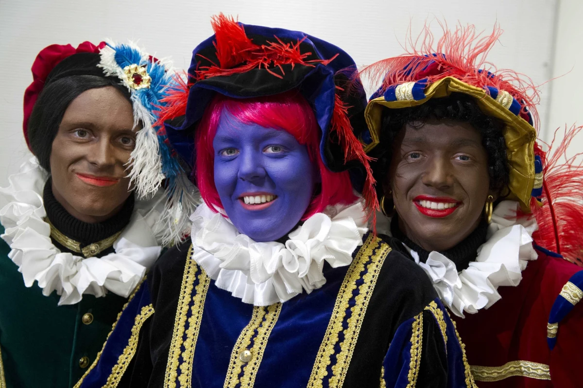 Czarny Piotruś (Zwarte Piet), który w Holandii jest pomocnikiem Świętego Mikołaja, promuje negatywne stereotypy dotyczące czarnoskórych osób - uznał sąd w Amsterdamie. Sędziowie orzekli, że wielu mieszkańców Amsterdamu czuje się dyskryminowanych z powodu Zwarte Pieta.  