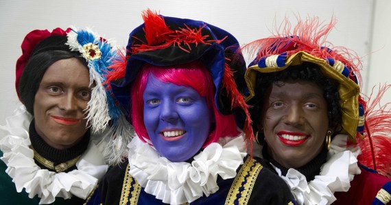 Czarny Piotruś (Zwarte Piet), który w Holandii jest pomocnikiem Świętego Mikołaja, promuje negatywne stereotypy dotyczące czarnoskórych osób - uznał sąd w Amsterdamie. Sędziowie orzekli, że wielu mieszkańców Amsterdamu czuje się dyskryminowanych z powodu Zwarte Pieta.  