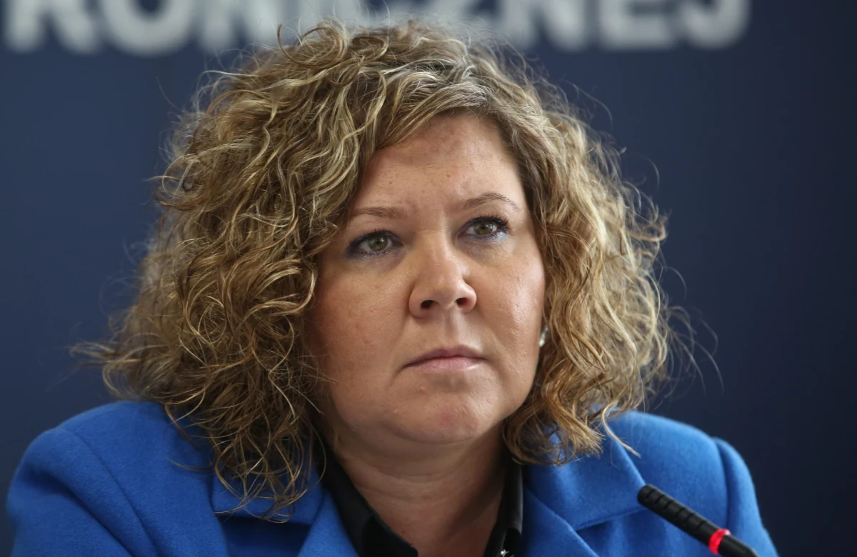 Najwyższa Izba Kontroli skrupulatnie skontrolowała wydatki na zagraniczne podróże Magdaleny Gaj – donosi „Fakt”. „Podejmując decyzje o zagranicznych wyjazdach delegacji Urzędu Komunikacji Elektronicznej oraz liczbie jej uczestników, Urząd nie kierował się zawartym w ustawie o finansach publicznych wymogiem dokonywania wydatków w sposób celowy i oszczędny” – podkreśla, cytując stanowisko Izby, która zakwestionowała pięć wyjazdów pani minister kosztujących w sumie 200 tysięcy złotych. Te pieniądze pochodziły oczywiście z kieszeni podatników. 