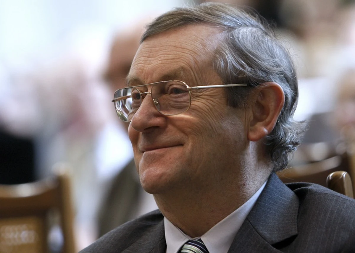 Niezwykłym Polakiem nazwał prezydent prof. Normana Daviesa, który odebrał z rąk Bronisława Komorowskiego akt nadania polskiego obywatelstwa. Davies przekonywał, że można być jednocześnie Polakiem i Europejczykiem, podobnie jak Polakiem i Brytyjczykiem. 