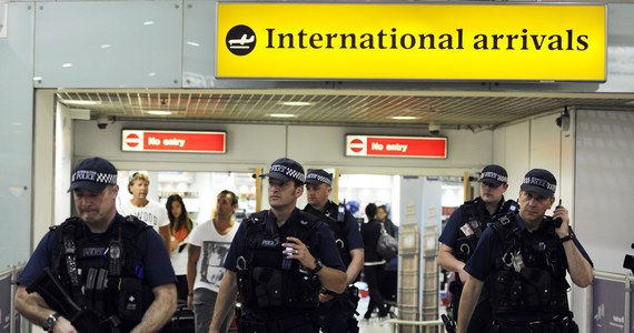 Pasażerowie odlatujący z brytyjskich lotnisk muszą się liczyć ze znacznie zaostrzonymi kontrolami. Ochroniarze zaczęli sprawdzać odzież i buty na obecność substancji wybuchowych, żądają włączania laptopów i telefonów komórkowych. 