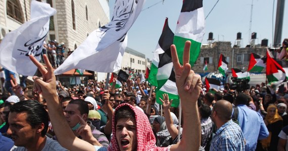 Tysiące osób wzięły udział w pogrzebie uprowadzonego palestyńskiego nastolatka. Doszło do starć z policją. Władze Izraela wprowadziły liczne ograniczenia w ruchu w Jerozolimie Wschodniej i dostępie do meczetu Al-Aksa, mimo trwającego ramadanu. 