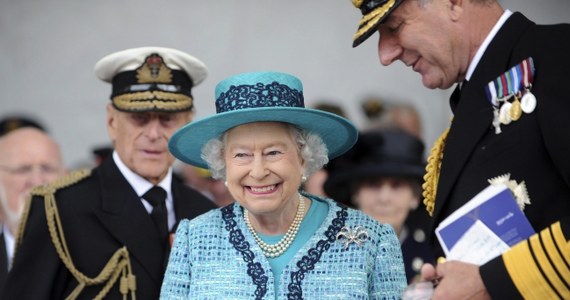 Królowa Elżbieta II ochrzciła w stoczni w Rosyth we wschodniej Szkocji lotniskowiec Queen Elizabeth, który ma wejść do służby w 2017 roku jako największy zbudowany kiedykolwiek brytyjski okręt wojenny. W ceremonii uczestniczyło 4 tysiące osób, m.on. premier David Cameron i pierwszy minister szkockiego regionalnego rządu Alex Salmond.