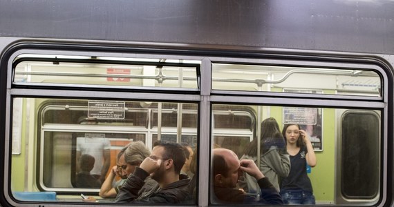Regionalny parlament brazylijskiego stanu Sao Paulo przyjął projekt ustawy zobowiązującej właścicieli kolei podziemnych do umieszczania w składach pociągów specjalnych wagonów wyłącznie dla kobiet. Powodem takiej decyzji były liczne skargi pasażerek na zachowanie mężczyzn, którzy w godzinach szczytu wykorzystują tłok w wagonach, by molestować kobiety. Od początku roku policja w Sao Paulo zatrzymała pod tym zarzutem co najmniej 33 osoby. 