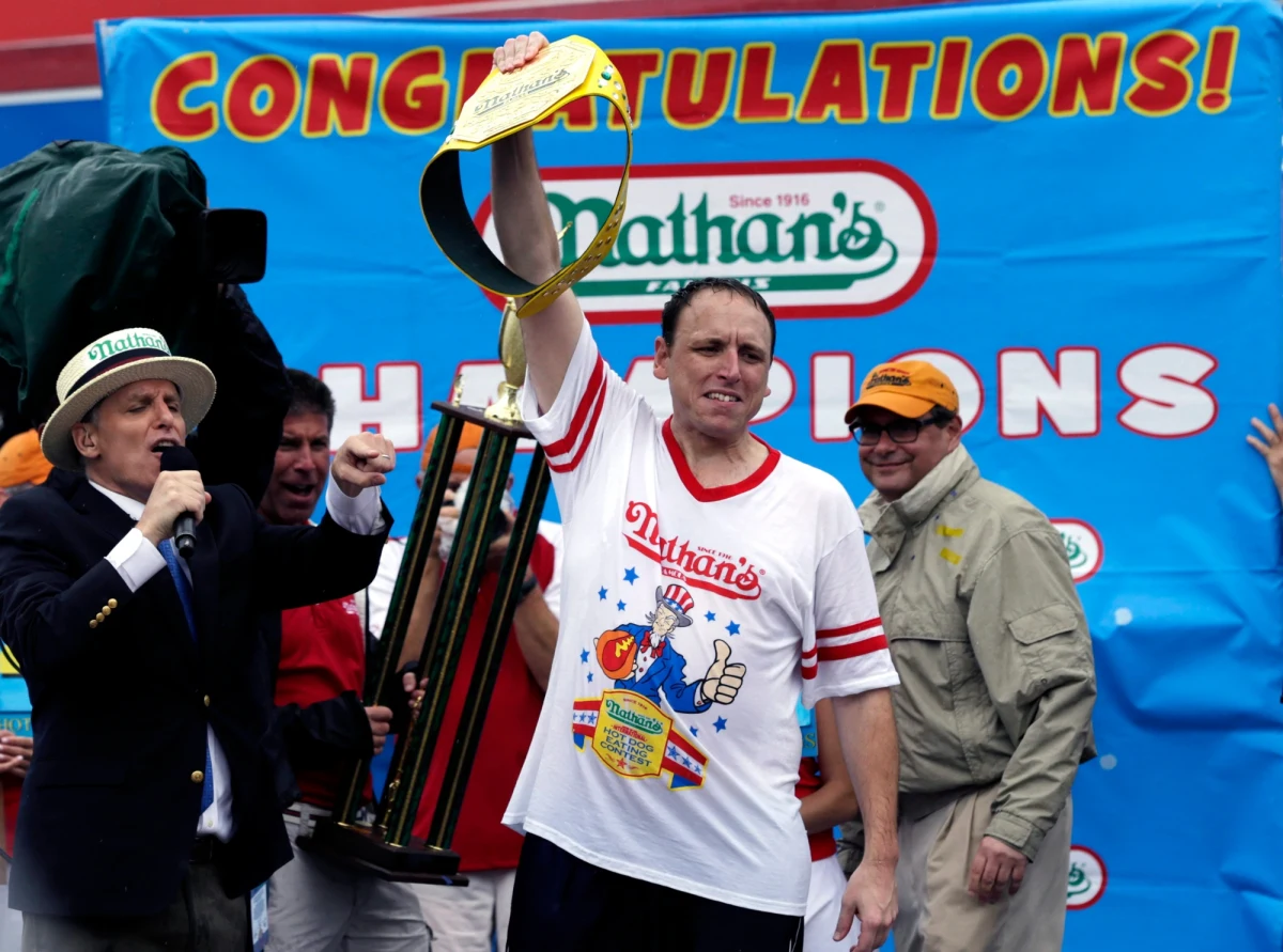 Joey Chestnut zjadł w 10 minut 61 hot dogów. Tym samym po raz ósmy z rzędu wygrał konkurs ich jedzenia, organizowany tradycyjnie na Coney Island w Nowym Jorku w Dniu Niepodległości.