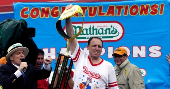 Joey Chestnut zjadł w 10 minut 61 hot dogów. Tym samym po raz ósmy z rzędu wygrał konkurs ich jedzenia, organizowany tradycyjnie na Coney Island w Nowym Jorku w Dniu Niepodległości.