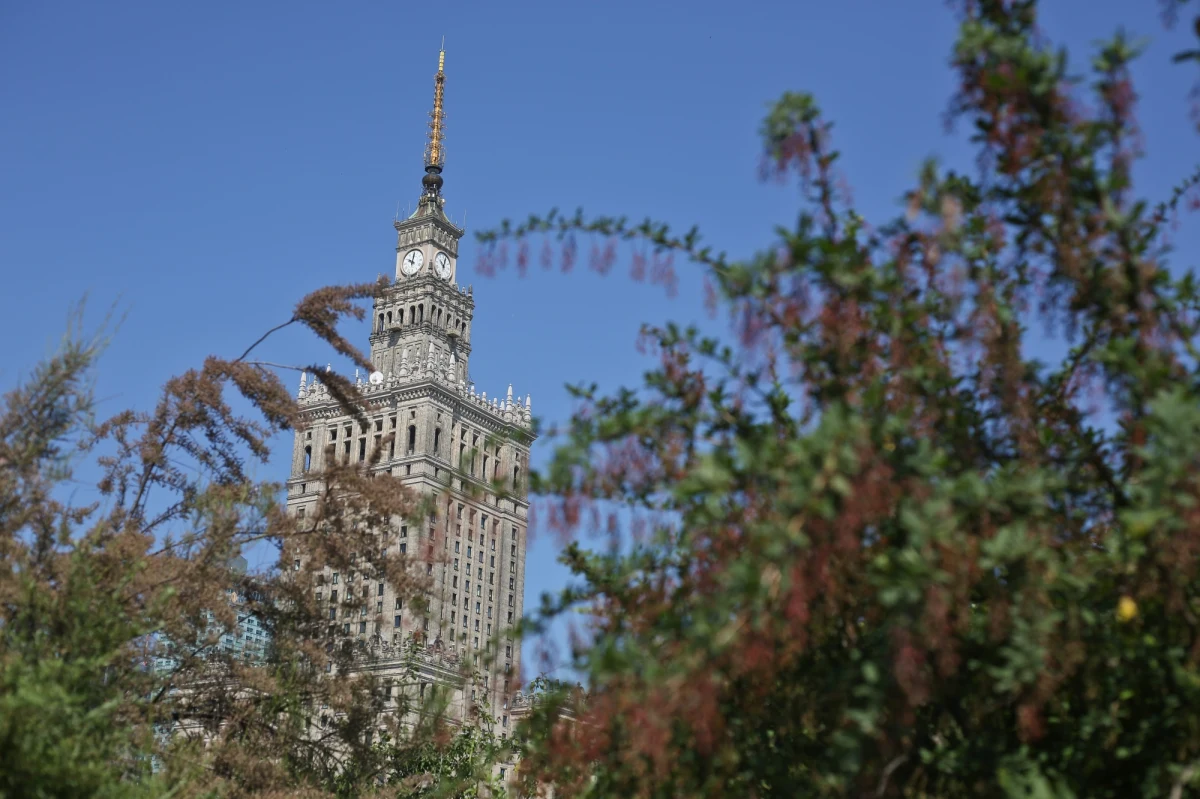 Jest najstarszym i najwyższym polskim drapaczem chmur. Pałac Kultury i Nauki - znienawidzony przez wielu, przez innych nazywany ikoną Warszawy - ma aż 237 metry wysokości i od lat dzierży koronę najwyższego wysokościowca w kraju. Budynek zwany też "darem Stalina" owiany jest wieloma mitami. Na ogół nieprawdziwymi. 