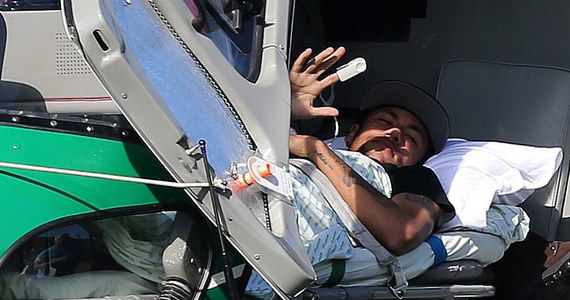 Kontuzjowany zawodnik Brazylii Neymar helikopterem został zabrany z kwatery kadry w Teresopolis. Piłkarz Barcelony, który w ćwierćfinale mistrzostw świata z Kolumbią (2:1) po faulu Juana Zunigi doznał pęknięcia jednego z kręgów lędźwiowych, najbliższe dni spędzi z rodziną.