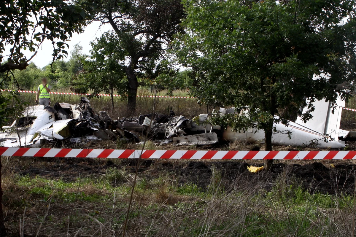 "Samolot był bardzo obciążony. Jeden silnik przestał pracować, nie udało się wyrównać lotu i maszyna gwałtownie straciła równowagę i uderzyła w ziemię" - tak o prawdopodobnych przyczynach tragicznego wypadku pod Częstochową mówi były szef Aeroklubu Polskiego Gromosław Czempiński. 