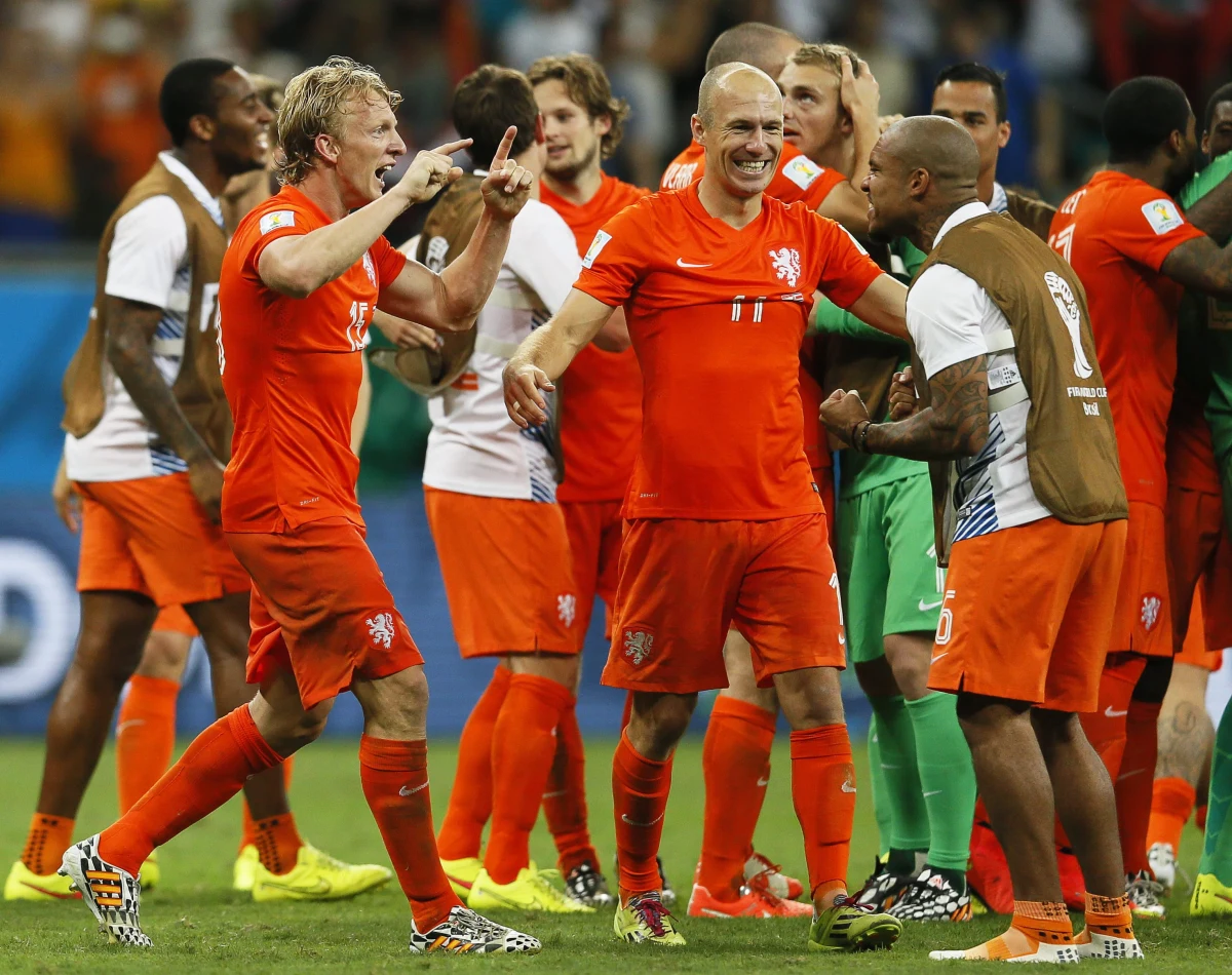 Holandia awansowała do półfinału piłkarskich mistrzostw świata. "Pomarańczowi" dopiero po rzutach karnych pokonali Kostarykę 4-3. Wywalczenie awansu przyszło im jednak dużo trudniej niż powszechnie oczekiwano. 