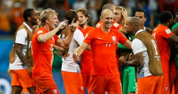 Holandia awansowała do półfinału piłkarskich mistrzostw świata. "Pomarańczowi" dopiero po rzutach karnych pokonali Kostarykę 4-3. Wywalczenie awansu przyszło im jednak dużo trudniej niż powszechnie oczekiwano. 