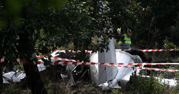 W Topolowie trwają szczegółowe oględziny miejsca wypadku i wraku samolotu, który rozbił się wczoraj popołudniu w Topolowie koło Częstochowy. Zginęło 11 osób, jedna została ciężko ranna. Samolot z grupą skoczków spadochronowych runął na ziemię krótko po starcie z lotniska w Rudnikach. 