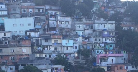 W Rio nie ma gorszych miejsc niż favele. Do niektórych lepiej w ogóle nie chodzić. Aż trudno uwierzyć, że może mieszkać tam ponad dwa miliony ludzi. 