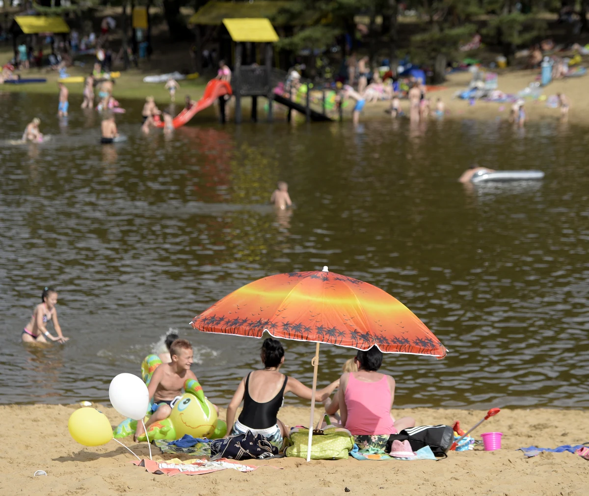Upalna pogoda sprzyja wypoczynkowi nad wodą. Zanim jednak wybierzesz się z rodziną albo przyjaciółmi nad wodę - sprawdź, czy kąpielisko jest bezpieczne. Oto raport reporterów RMF FM.