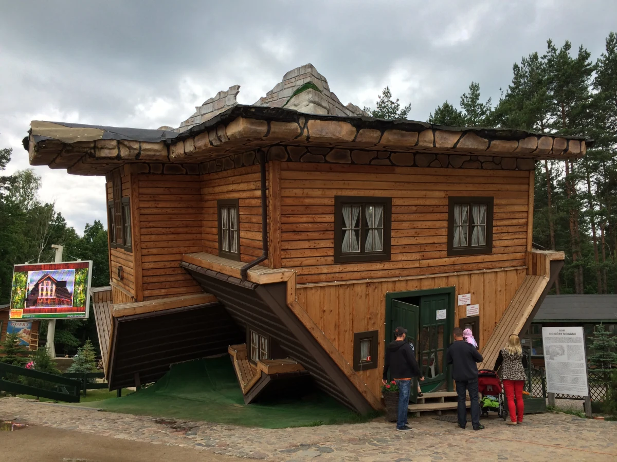 Ma symbolizować postawiony na głowie świat. „Dom wbity dachem w ziemię”, zwany też „Domem do góry nogami” znajduje się w Szymbarku na Kaszubach. Co roku odwiedzają go tłumy turystów.