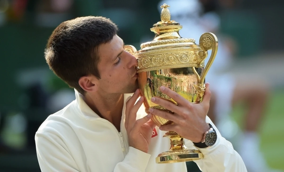 Rozstawiony z numerem pierwszym Serb Novak Djokovic pokonał Szwajcara Rogera Federera (4.) 6:7 (7-9), 6:4, 7:6 (7-4), 5:7, 6:4 w finale wielkoszlemowego Wimbledonu. Wicelider światowego rankingu tenisistów po raz drugi wygrał londyńską imprezę.
