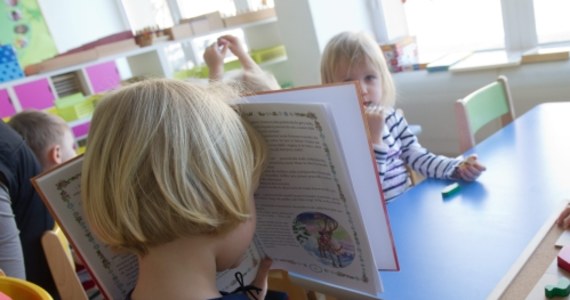 W jednym z przedszkoli w Poznaniu 4-latki dostały na start wakacji kolorowanki z kontrowersyjnymi wierszykami. "Zupełnie jakby miały wyrastać na przyszłe tipsiary" - mówi "Gazecie Wyborczej" jedna z matek.