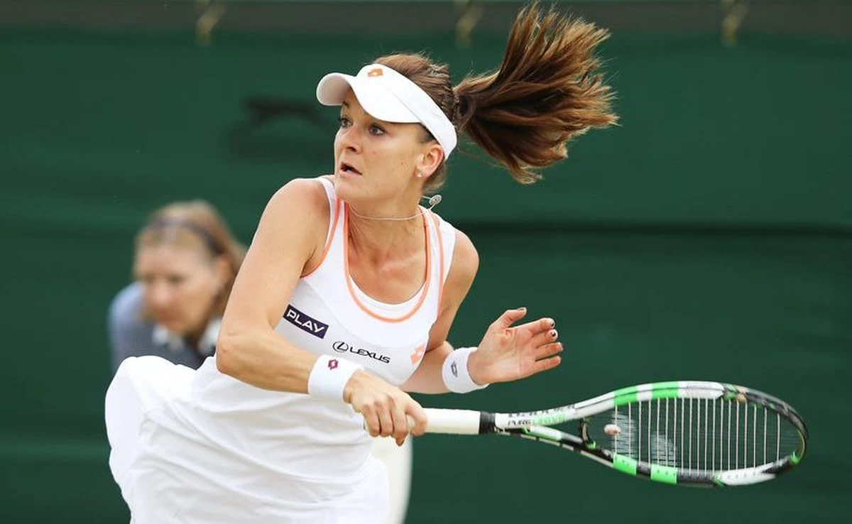 Agnieszka Radwańska spadła z czwartego na piąte miejsce w tenisowym rankingu WTA Tour. Polka została wyprzedzona przez triumfatorkę wielkoszlemowego Wimbledonu Czeszkę Petrę Kvitovą. Liderką jest nadal Amerykanka Serena Williams. Również Jerzy Janowicz zaliczył spadek w rankingu ATP - z 25. na 51. miejsce. 