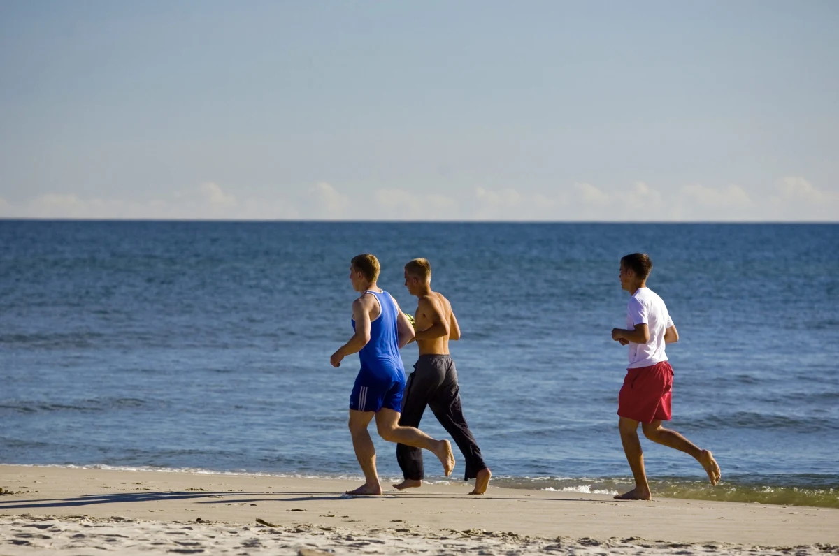 Do biegania - mimo wysokich temperatur - zachęca były kolarz, a obecnie biegacz Jacek Gardener. Zaznacza jednak, że w takich warunkach atmosferycznych trzeba być ostrożnym. „Biegajmy wolniej niż zwykle, krócej i dbajmy o to, by się nie odwodnić” – mówi w rozmowie z RMF FM.