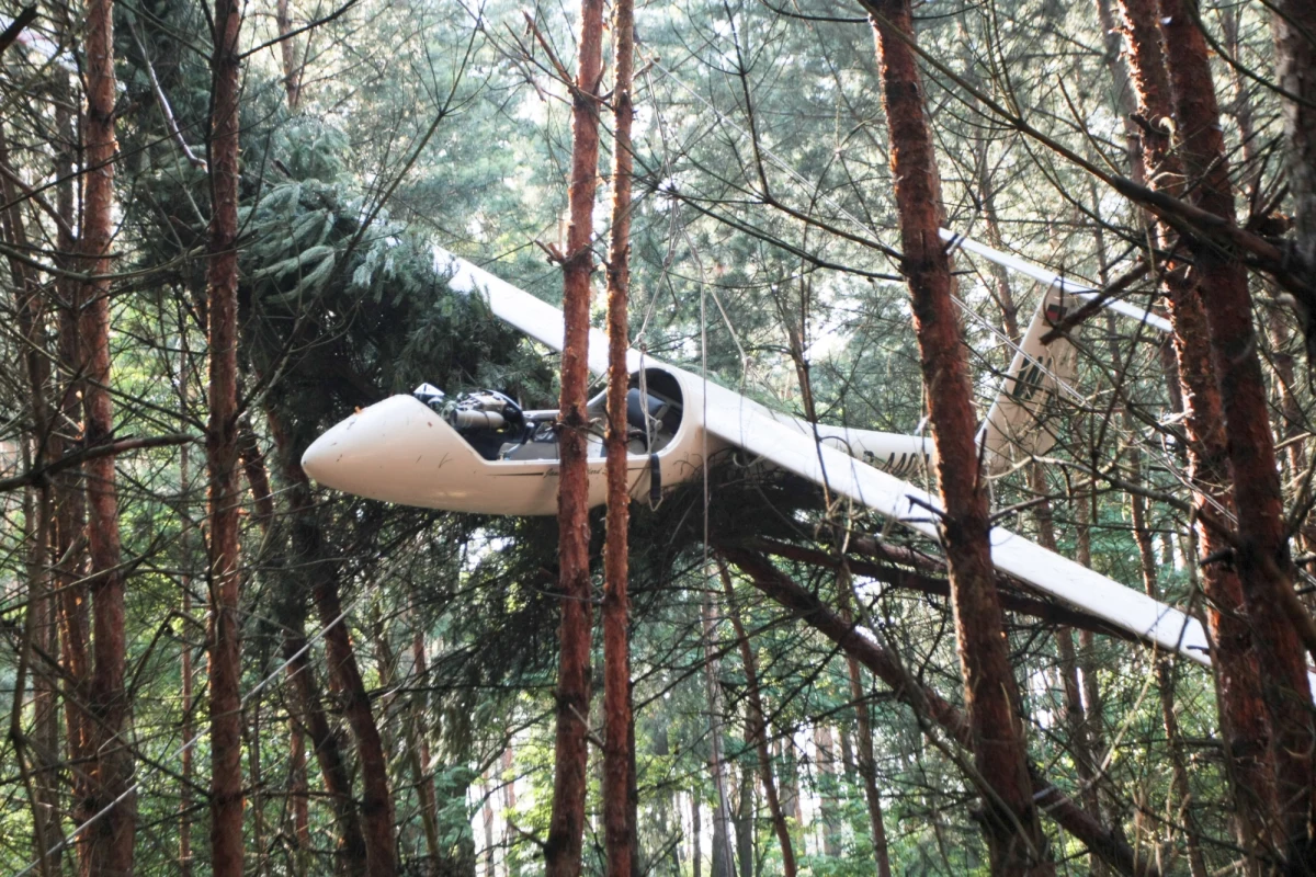 O nie lada szczęściu może mówić pilot szybowca, który zawisł na drzewie w miejscowości Łężyca w województwie lubuskim. Mężczyzna jest cały i zdrowy. Informację o tym incydencie dostaliśmy od słuchaczki na Gorącą Linię RMF FM. 