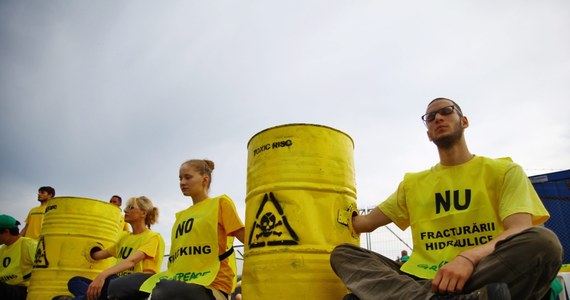 Aktywiści z Greenpeace’u przykuli się do ogrodzenia odwiertu we wschodniej Rumunii, blokując dostęp do terenu wydobycia. Protestują przeciwko użyciu stosowanego powszechnie w Ameryce Północnej szczelinowania hydraulicznego skał łupkowych. 