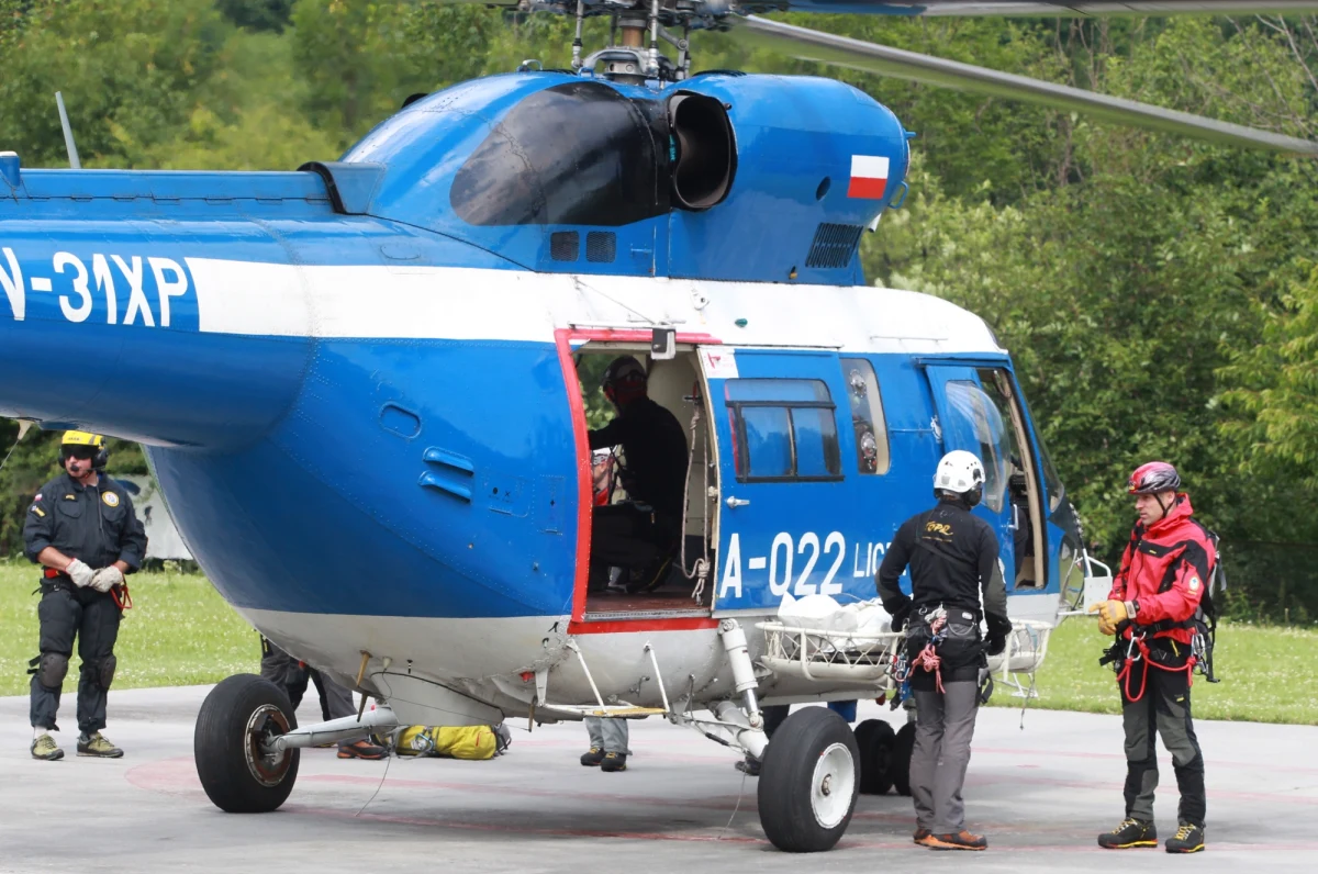Śmigłowiec znów w akcji w Tatrach. Ratownicy TOPR-u polecieli szukać turysty z pięcioletnim synem w rejonie Orlej Perci. Turysta zgubił się i nie wiedział nawet gdzie się znajduje. Z opisu otoczenia ratownicy wywnioskowali, że może to być Kozi Wierch.