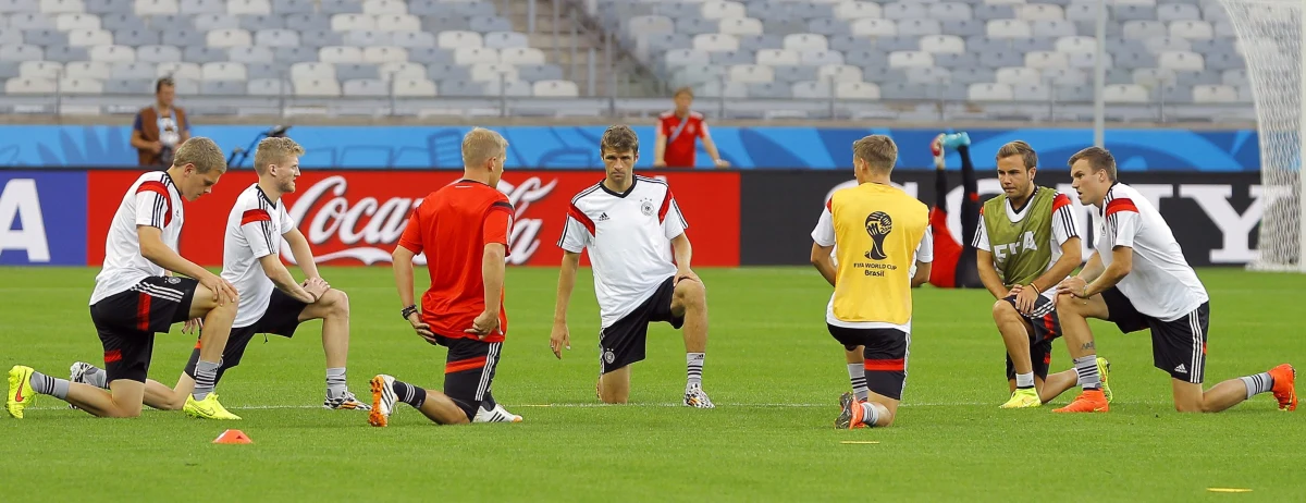 Piłkarze Brazylii i Niemiec zagrają o awans do finału mistrzostw świata. Będzie to dopiero ich drugi pojedynek podczas mundialu, choć są to dwie najbardziej utytułowane drużyny. Początek meczu w Belo Horizonte o godz. 22 czasu polskiego.