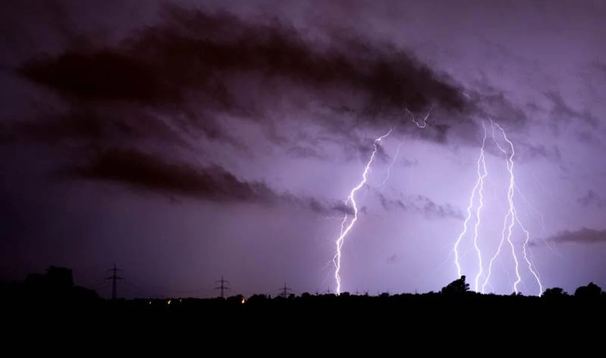 Upały mają w końcu odpuścić. Zanim to jednak nastąpi, nad Polską przejdą burze, lokalnie gwałtowne i połączone z gradobiciami oraz ulewami. Najbardziej niespokojnie ma być na południu oraz na zachodzie kraju. O ile we wtorek z nieba poleje się żar, środa ma już przynieść nieco niższe wartości na termometrach. Dynamiczna aura jednak się utrzyma. Wyładowania atmosferyczne spodziewane są niemal codziennie. Spokojniej ma być dopiero w piątek.