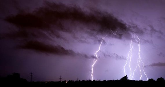 Upały mają w końcu odpuścić. Zanim to jednak nastąpi, nad Polską przejdą burze, lokalnie gwałtowne i połączone z gradobiciami oraz ulewami. Najbardziej niespokojnie ma być na południu oraz na zachodzie kraju. O ile we wtorek z nieba poleje się żar, środa ma już przynieść nieco niższe wartości na termometrach. Dynamiczna aura jednak się utrzyma. Wyładowania atmosferyczne spodziewane są niemal codziennie. Spokojniej ma być dopiero w piątek.