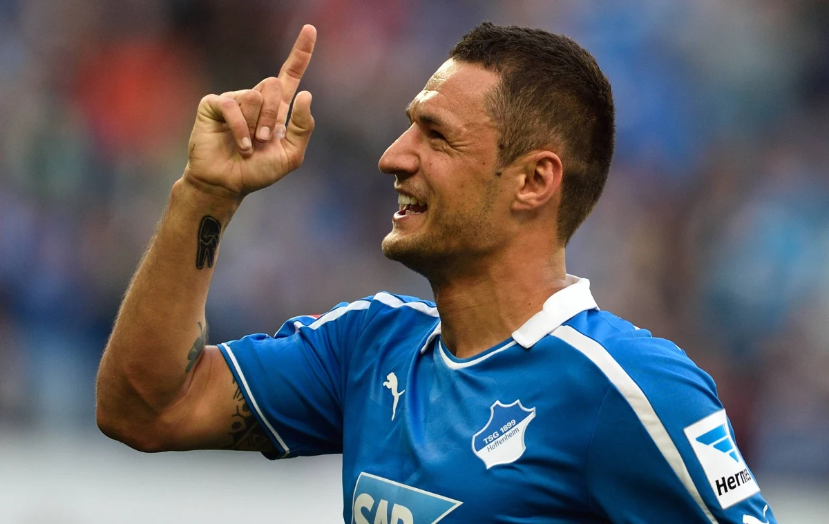 Bośniak Sejad Salihovic, piłkarz niemieckiego klubu Hoffenheim, padł ofiarą kradzieży. Kiedy był na urlopie, złodzieje włamali się do jego domu i ukradli kolekcję cennych zegarków oraz samochód Porsche 911.