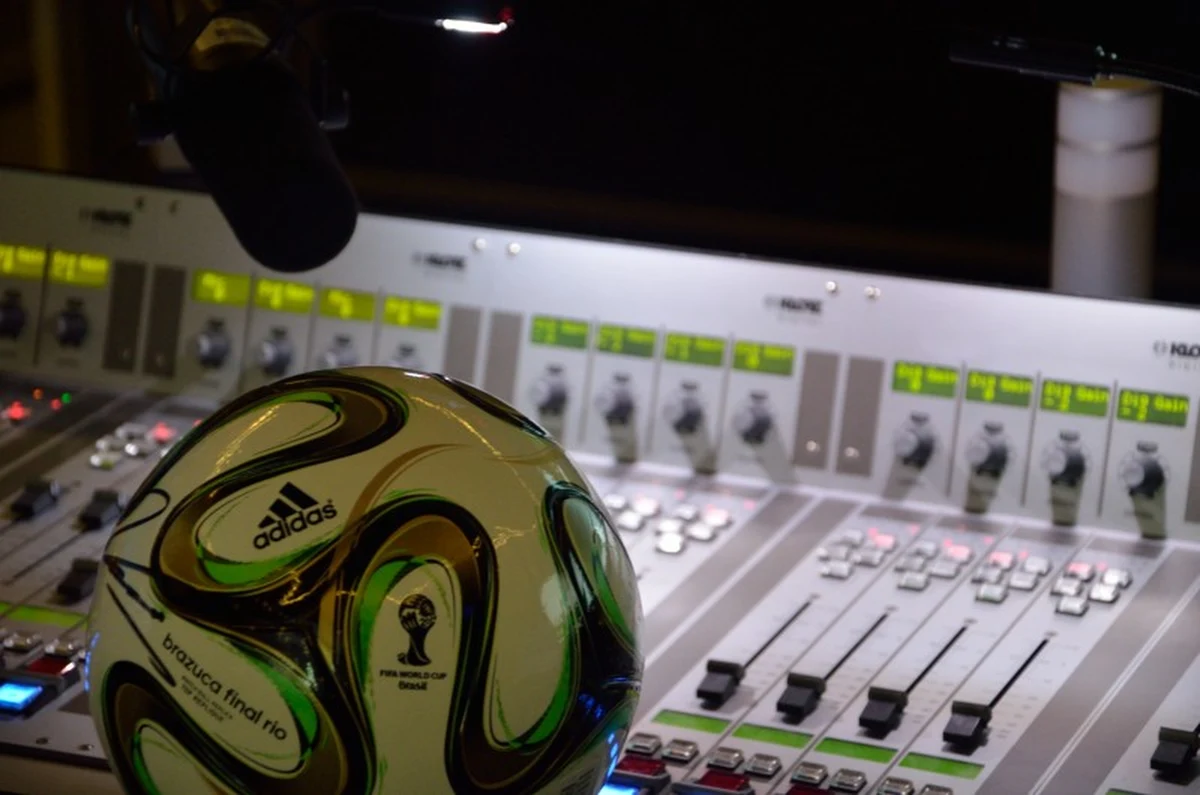 Podobno w Polsce wszyscy znają się na piłce nożnej i polityce. Podobno... Dlatego na RMF 24 dajemy Wam możliwość sprawdzenia swojej wiedzy, ale i intuicji. Weź udział w naszej zabawie i wygraj oficjalną Brazucę z autografem Roberta Lewandowskiego!