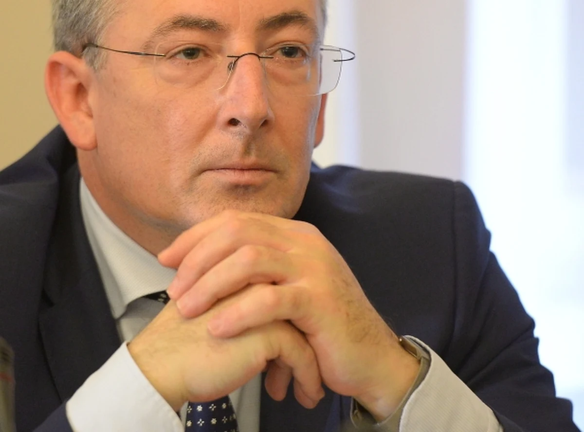 "Ta rozmowa z punktu widzenia prawnego i politycznego ma charakter absolutnie neutralny. Owszem, wygląda źle, tak jak każda nieformalna rozmowa nagrana przez nieznanych sprawców i opublikowana w sposób raczej polityczny niż medialny" - tak minister spraw wewnętrznych Bartłomiej Sienkiewicz skomentował na posiedzeniu sejmowej komisji spraw wewnętrznych ujawnioną przez "Wprost" taśmę z jego spotkania z Markiem Belką. "Żadnego targu nie było. Ustawa o NBP rygorystycznie określa warunki, na jakich może dochodzić w ekstremalnych sytuacjach do wykupu obligacji Skarbu Państwa" - podkreślił. 