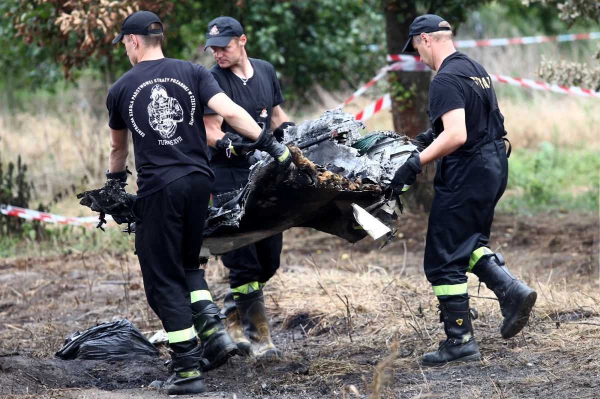Samolot, który w sobotę rozbił się w Topolowie pod Częstochową, bezpośrednio przed katastrofą powinien znajdować się 200-300 metrów wyżej. Możliwe, że wpływ na to miała wysoka tego dnia temperatura. W katastrofie samolotu piper navajo, używanego przez prywatną szkołę spadochronową, zginęło 11 osób, ocalała jedna. Miejsce katastrofy znajdowało się ok. 3 km w linii prostej od lotniska w Rudnikach, skąd wystartowała maszyna. 