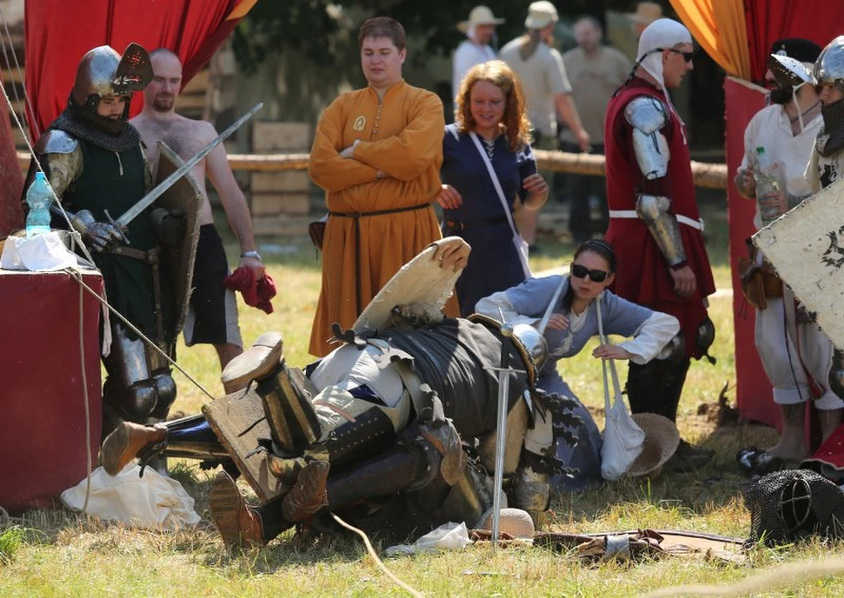 Już w najbliższą sobotę w Stębarku odbędzie się wielka inscenizacja Bitwy pod Grunwaldem. Weźmie w niej udział aż 1300 odtwórców historycznych, a jak wynika z szacunków organizatorów Dni Grunwaldu, obejrzeć ją ma około 80 tysięcy widzów. Już od teraz aż do soboty chętni mogą oglądać także turnieje rycerskie. 