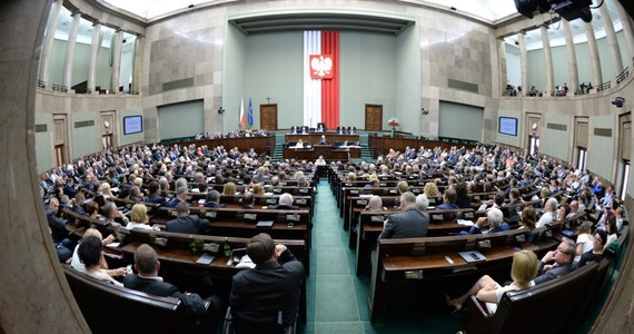 Rząd jest doszczętnie skompromitowany; mamy poważny kryzys polskiego państwa - przekonywał w Sejmie prezes PiS Jarosław Kaczyński. Premier Donald Tusk zarzucił Kaczyńskiemu, że kłamie i tchórzy wystawiając kandydaturę Piotra Glińskiego na szefa rządu. Głosowanie nad wnioskiem PiS o konstruktywne wotum nieufności zaplanowano na piątek. Rządu chcą bronić PO i PSL. Twój Ruch i SLD zapowiadają, że wstrzymają się od głosu. 