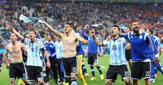 Na stadionie w Sao Paulo reprezentacja Argentyny pokonała Holendrów i awansowała do finału piłkarskich mistrzostw świata. Spotkanie rozstrzygnęło się dopiero po rzutach karnych.