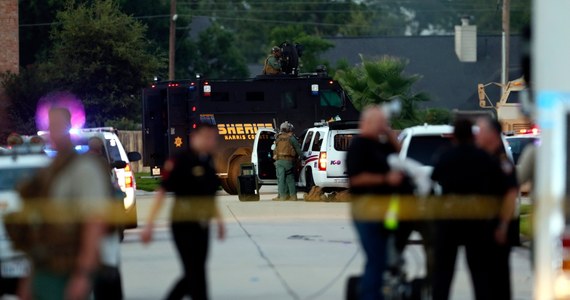 Rodzinna kłótnia w jednym z domów na przedmieściu Houston w  stanie Teksas. Zastrzelonych zostało co najmniej sześć osób, w tym czworo dzieci. O życie walczy postrzelona w głowę kobieta.