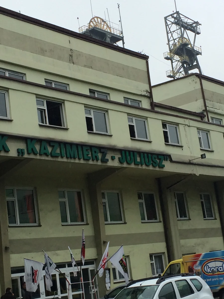 Jest szansa na porozumienie górników i zarządu Katowickiego Holdingu Węglowego. Nad ranem 52 górników rozpoczęło protest w kopalni Kazimierz-Juliusz w Sosnowcu. Po nocnej zmianie nie wyjechali na powierzchnię. Rano rozpoczęły się rozmowy z zarządem spółki.  