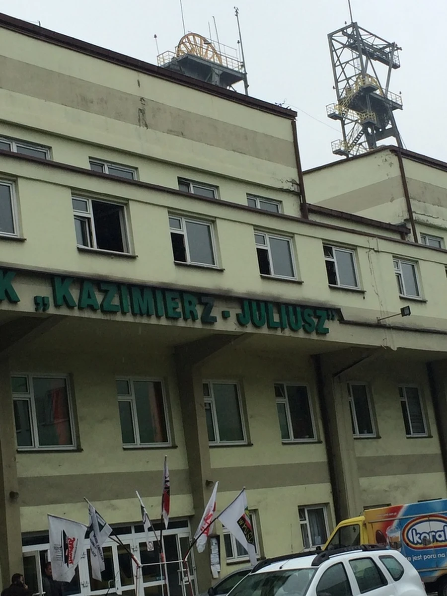 Grupa górników, którzy po zakończeniu prac w kopalni w Sosnowcu nie wyjechała na górę, wyszła już na powierzchnię. Zdecydowali się na to po rozmowach z zarządem Katowickiego Holdingu Węglowego (KWH).