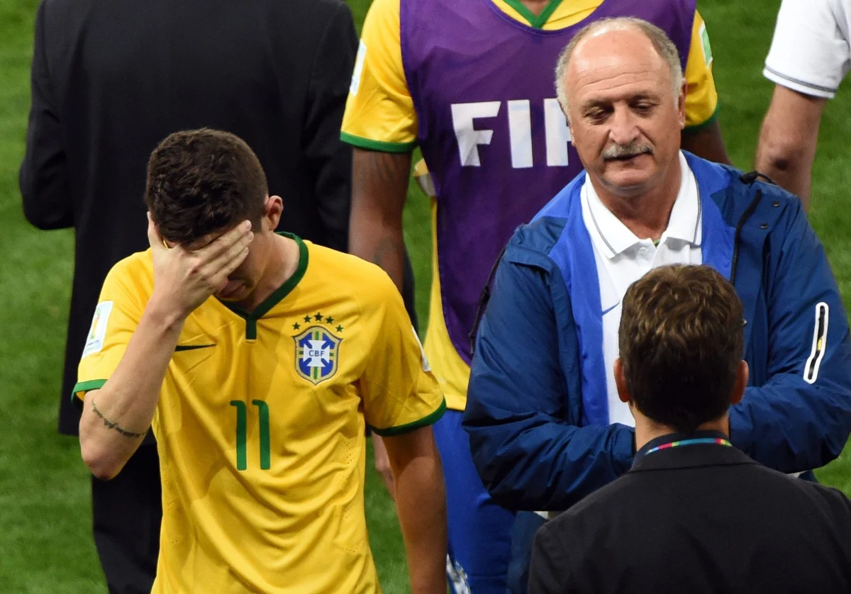 Ostra krytyka trenera Brazyli, Liuza Felipe Scolariego. Agent kontuzjowanego Neymara, po gigantycznej porażce "Canarinhos" w meczu z Niemcami, nazwał go "aroganckim, radykalnym, niedorzecznym i starym głupcem".