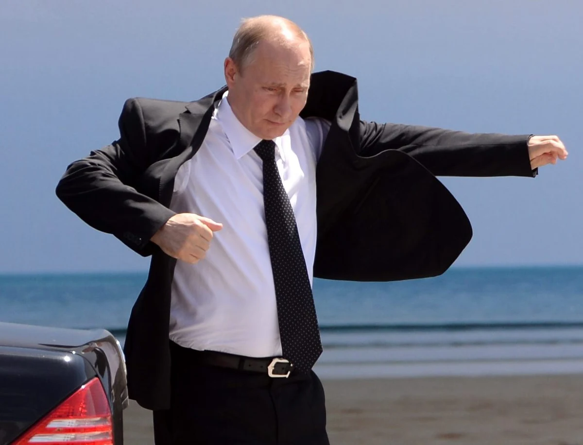 W toalecie moskiewskiego dworca stworzono "aleję gwiazd" przeciwników Władimir Putina. Na podłodze znalazły się zdjęcia popularnych rosyjskich artystów i dziennikarzy, przeciwnych polityce prezydenta Rosji i popierających władze Ukrainy. 