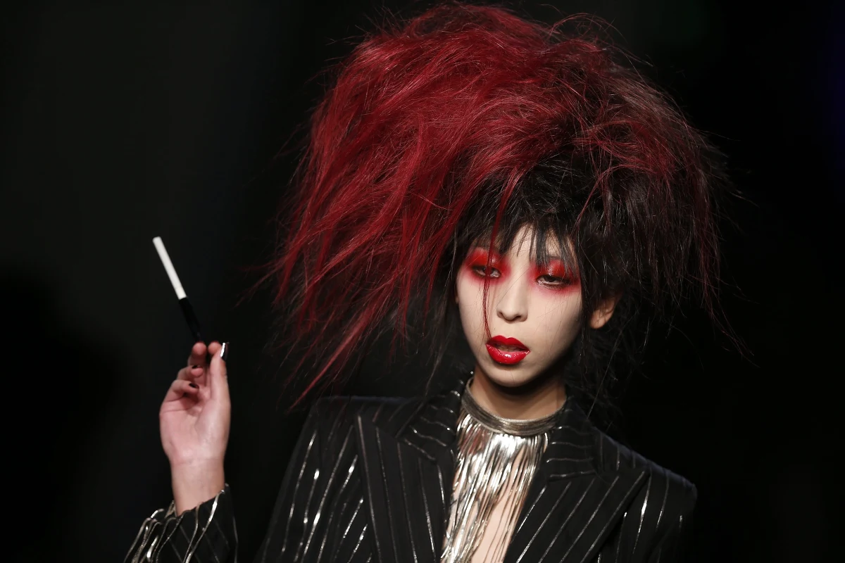 Ubrania w kratkę przestają być modne - wypierają je kwieciste i barokowe wzory oraz prześwitujące materiały! To najnowsze trendy kobiecej mody zaprezentowane na kończących się właśnie w Paryżu pokazach "Haute Couture", czyli ręcznego krawiectwa najwyższej klasy.