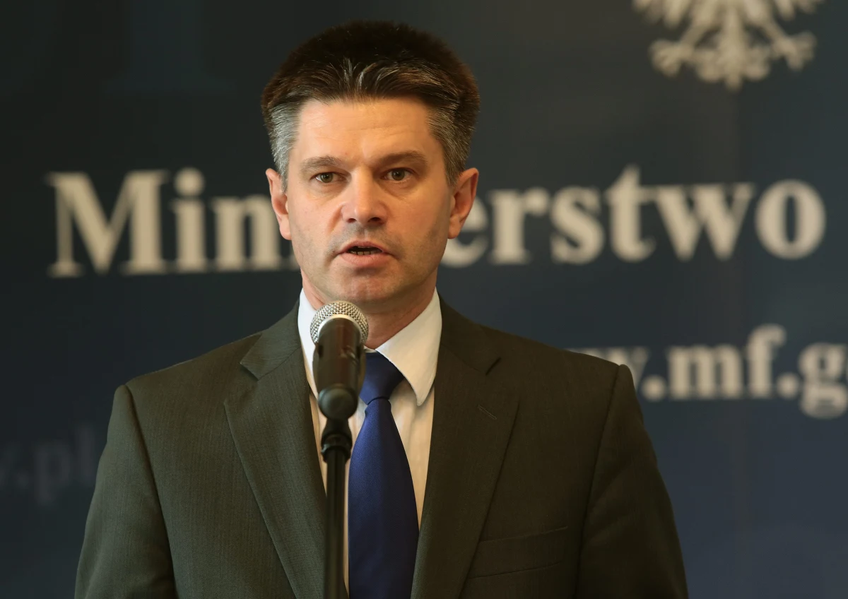 Związek Przedsiębiorców i Pracodawców doniósł do prokuratury na Jacka Kapicę. Zarzuca wiceministrowi finansów i podległym mu urzędnikom działanie przeciwko krajowym firmom produkującym skażony alkohol do celów przemysłowych oraz faworyzowanie importerów i zagranicznych producentów tej substancji. Minister Kapica odpiera te zarzuty. 