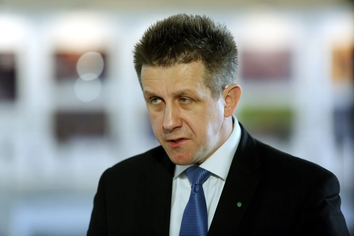 Funkcjonariusze Centralnego Biura Antykorupcyjnego przeprowadzili przeszukanie m.in. w biurze poselskim Jana Burego. Działania te są związane z aferą dotyczącą powoływania się na wpływy w resorcie infrastruktury i rozwoju. W sprawie pojawiają wielkie pieniądze się nazwiska co najmniej 10 znanych postaci z Podkarpacia - to urzędnicy, politycy, policjanci i prokuratorzy.