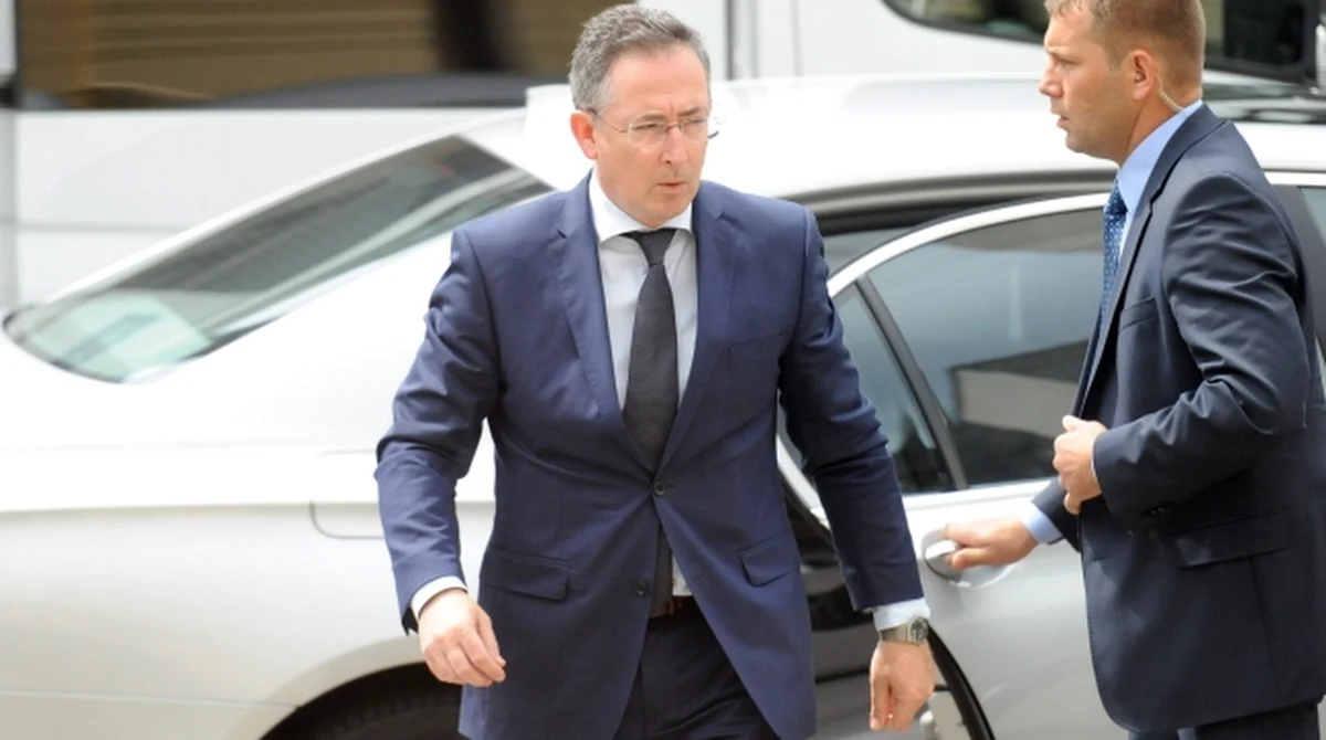 „Bartłomiej Sienkiewicz przekonał większość posłów PSL, którzy mieli wątpliwości, a czy przekonał każdego, będzie wiadomo w trakcie piątkowego głosowania”- powiedział szef klubu PSL Jan Bury po spotkaniu klubu ludowców z szefem MSW. Dodał, że Sienkiewicz  przeprosił posłów "za swoje ewentualne niecne wypowiedzi" z opublikowanej przez "Wprost" rozmowy z Markiem Belką. 