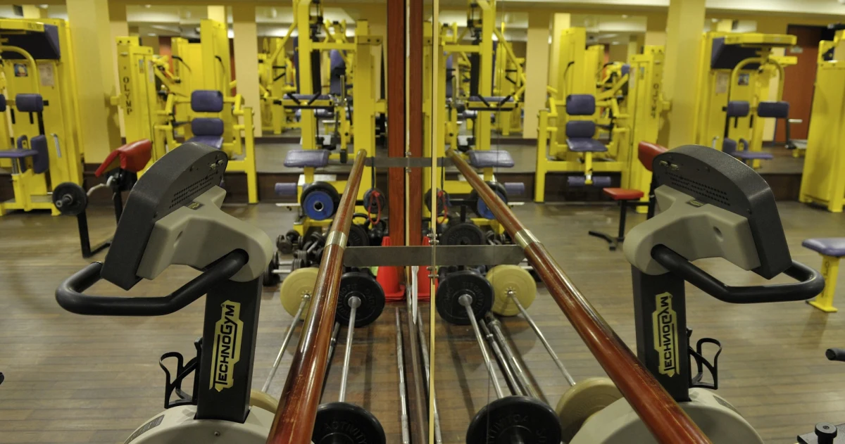 Chcesz, by wysiłek na siłowni nie szedł na marne? Chcesz biegać tak, by faktycznie zrzucić wagę? Musisz się oszukiwać i traktować wysiłek jako rozrywkę. Takie sugestie amerykańskich i francuskich naukowców publikuje w najnowszym numerze czasopismo "Marketing Letters". Chodzi o to, by po wysiłku postrzeganym jako wyrzeczenie nie "nagradzać" się obfitszym posiłkiem.