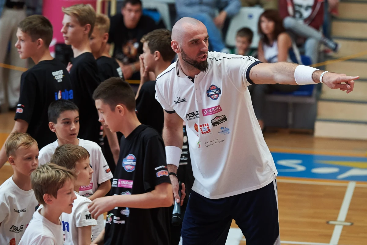 Marcin Gortat podpisał uzgodniony w ubiegłym tygodniu kontrakt z Washington Wizards. Za pięć lat gry w stołecznym klubie otrzyma 60 milionów dolarów. "To najlepszy dzień w moim życiu" - napisał na Twitterze jedyny polski koszykarz grający w lidze NBA. 