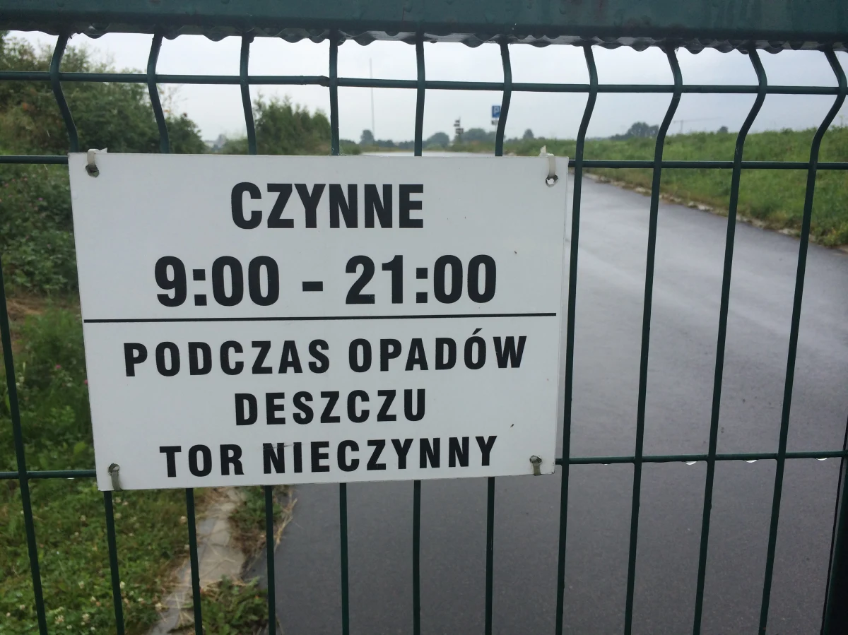 Kosztował 3 miliony złotych i właśnie rozmywa go do reszty deszcz. Mowa o lubelskim BIKE PARKU. Tor nie może być już użytkowany przez rowerzystów, bo w ciągu 4 lat ziemne konstrukcje popadły w ruinę. Zresztą używany był sporadycznie, bo i powstał - można powiedzieć - przez przypadek. 